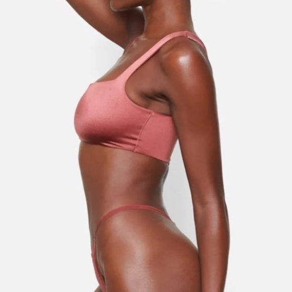NWT SKIMS STRETCH SATIN SQUARE NECK BRA
BERRY size XS - Picture 2 of 6